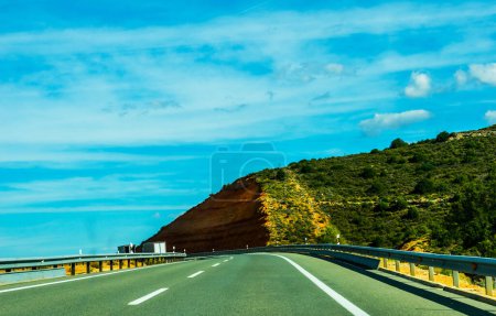 Téléchargez les photos : "Fast road in the mountains in Spain, beautiful landscape of mountains" - en image libre de droit