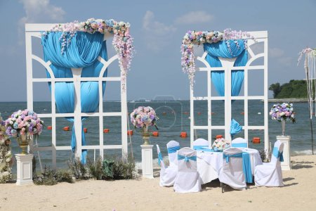 Téléchargez les photos : Décoration de fleurs à la fonction au mariage - en image libre de droit