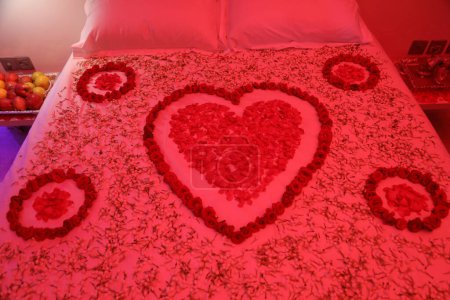 Foto de Decoración de flores, cama cubierta de flores en el hotel - Imagen libre de derechos