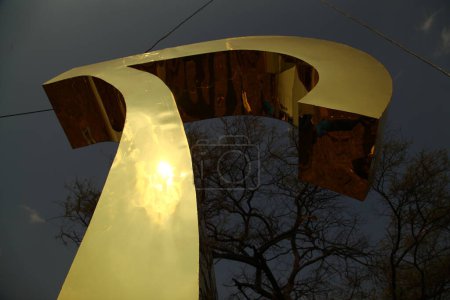 Foto de Un plano vertical de un monumento de oro amarillo en la ciudad - Imagen libre de derechos