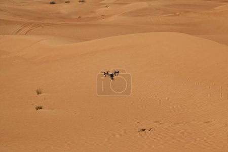 Téléchargez les photos : Sable sec dans le désert, vue de jour - en image libre de droit