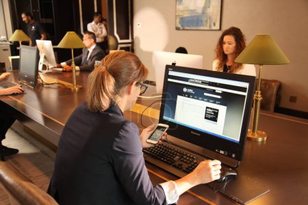 Téléchargez les photos : Souris d'ordinateur dans une main de travailleur de bureau - en image libre de droit