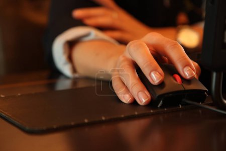 Téléchargez les photos : Souris d'ordinateur dans une main de travailleur de bureau - en image libre de droit