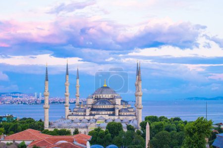 Foto de Mezquita azul al atardecer en Estambul, Turquía, distrito de Sultanahmet - Imagen libre de derechos