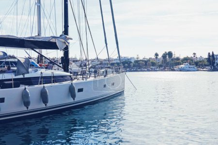 Téléchargez les photos : Yachts et bateaux dans le port sur la côte méditerranéenne de la mer, Voyage et loisirs - en image libre de droit