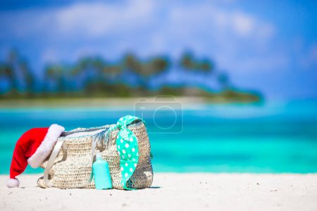 Foto de "Playa sillas de madera y sombrillas para vacaciones en la playa en Grecia
" - Imagen libre de derechos