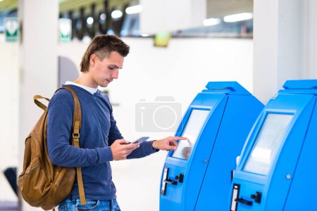Téléchargez les photos : Affichage à la machine de transfert libre-service, auto-enregistrement pour le vol ou l'achat de billets d'avion à l'aéroport - en image libre de droit