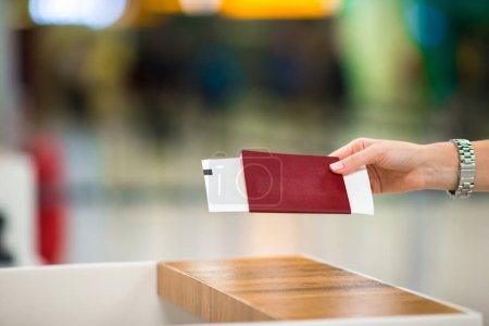Téléchargez les photos : Passeports proches et carte d'embarquement à l'intérieur de l'aéroport - en image libre de droit