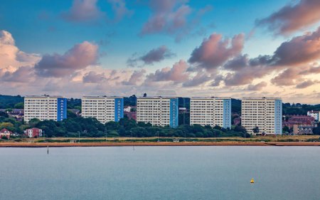 Téléchargez les photos : Cinq immeubles de condo sur la côte - en image libre de droit