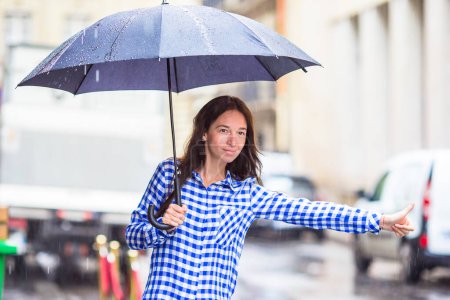 Téléchargez les photos : Jeune fille marche avec pluie et parapluie - en image libre de droit