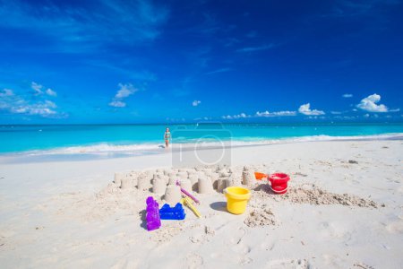 Téléchargez les photos : Château de sable à la plage blanche avec des jouets en plastique pour enfants - en image libre de droit