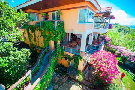 Téléchargez les photos : Belle vue sur le jardin et petit hôtel confortable dans l'île tropicale - en image libre de droit