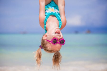 Foto de Feliz niña al aire libre durante las vacaciones de verano divertirse con el padre - Imagen libre de derechos