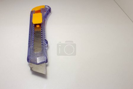 Téléchargez les photos : Couteau utilitaire en plastique avec lame ancienne et rouillée - en image libre de droit