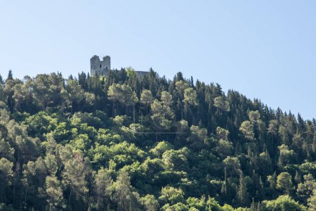 Téléchargez les photos : Ancienne forteresse au-dessus du village de piediluco - en image libre de droit