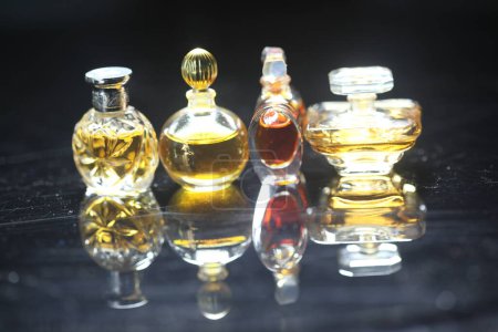 Foto de Frascos de perfume en el fondo, de cerca - Imagen libre de derechos