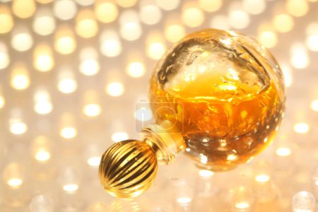 Téléchargez les photos : Flacon de parfum avec bouchon doré - en image libre de droit