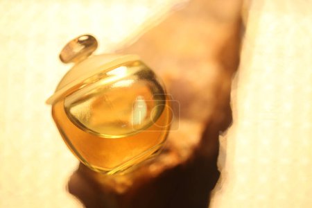 Téléchargez les photos : Flacon de parfum avec bouchon doré - en image libre de droit