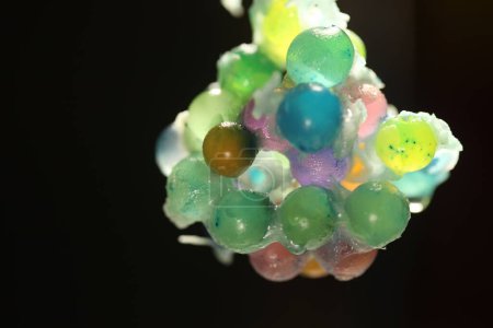 Téléchargez les photos : Vue rapprochée des bonbons gels colorés sur fond noir - en image libre de droit