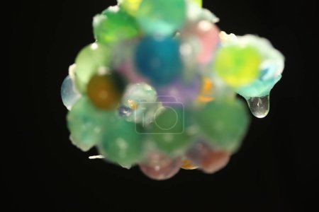 Foto de Vista de cerca de dulces de gel de colores sobre fondo negro - Imagen libre de derechos
