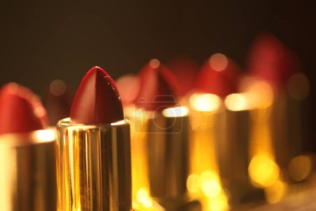 Téléchargez les photos : Rouge à lèvres de mode, cosmétiques de maquillage - en image libre de droit