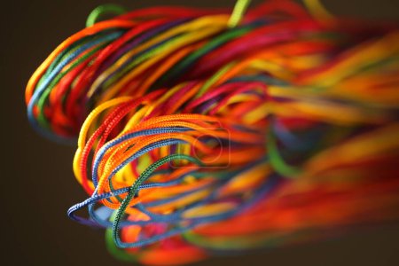 Foto de Cuerdas multicolores, fondo brillante - Imagen libre de derechos
