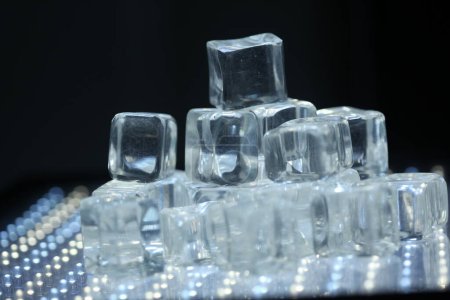 Téléchargez les photos : Cubes de glace sur fond noir - en image libre de droit