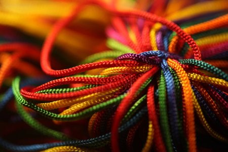 Foto de Cuerdas multicolores, fondo brillante - Imagen libre de derechos