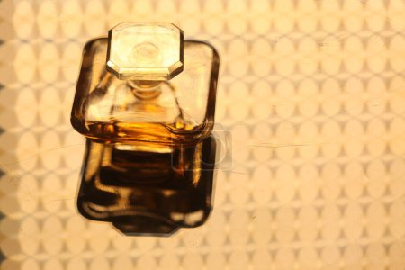 Foto de Frasco de perfume con tapa dorada - Imagen libre de derechos