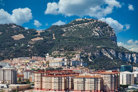 Téléchargez les photos : Ville sous le rocher de Gibraltar - en image libre de droit