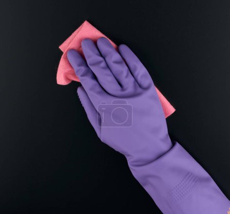 Foto de Mano sostiene una esponja de trapo rosa para la limpieza - Imagen libre de derechos