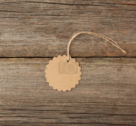 Téléchargez les photos : Étiquette ronde en papier brun vide attachée à une ficelle blanche - en image libre de droit