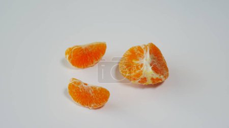 Téléchargez les photos : "orange pelée sur une table blanche" - en image libre de droit