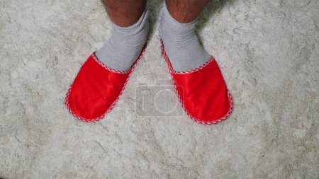 Foto de Piernas de los hombres en zapatillas rojas sobre una alfombra blanca - Imagen libre de derechos