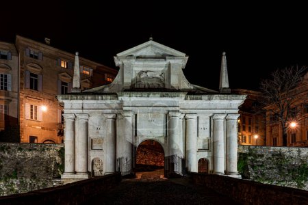 Foto de Imagen nocturna de la Porta San Giacomo en Bérgamo - Imagen libre de derechos