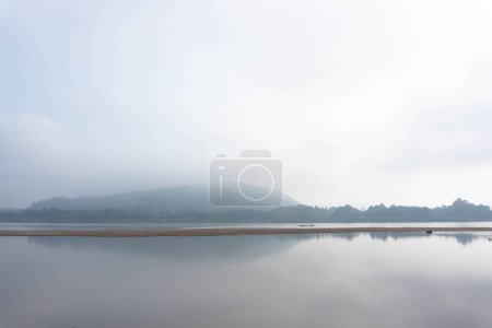 Foto de Casa flotante en el río con nubes en la mañana - Imagen libre de derechos