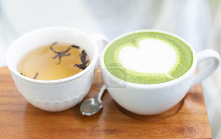 Téléchargez les photos : Gros plan tasses de café latte art et thé sur fond de bois - en image libre de droit