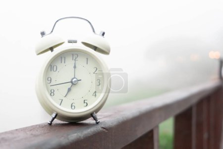 Téléchargez les photos : Réveil avec fond de nature et brouillard le matin - en image libre de droit