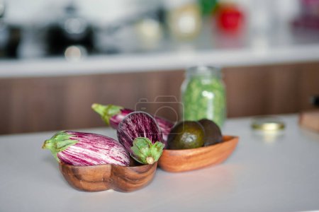 Téléchargez les photos : Légumes frais dans un bol - en image libre de droit