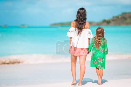 Téléchargez les photos : Portrait de petite fille et mère en vacances d'été - en image libre de droit