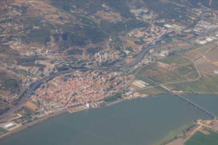 Foto de Vuelo sobre la ciudad de Lisboa en avión. Portugal - Imagen libre de derechos