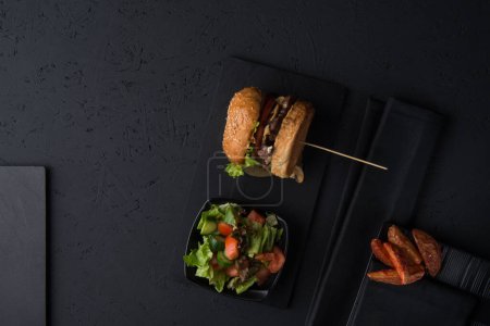 Foto de "fast food on a black background" - Imagen libre de derechos