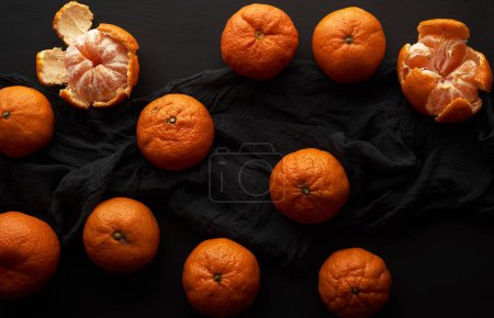 Téléchargez les photos : Mandarine orange mûre pelée et un bouquet de entier rond non pelé - en image libre de droit