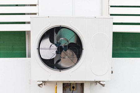 Foto de Sistema de aire acondicionado instalado en las paredes del exterior - Imagen libre de derechos