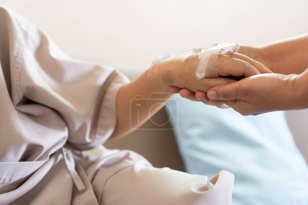 Foto de Concepto de esperanza de amor: Hija Visitas madre cogida de la mano para recuperarse - Imagen libre de derechos