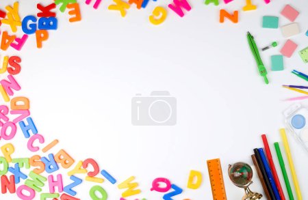 Foto de Letras de alfabeto inglés multicolor y suministros escolares - Imagen libre de derechos