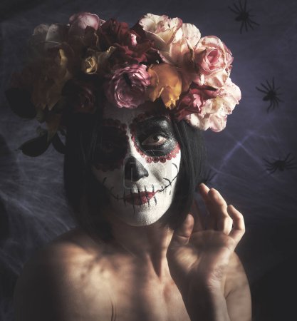 Téléchargez les photos : Belle fille avec masque de mort mexicain traditionnel. Chat de Calavera - en image libre de droit