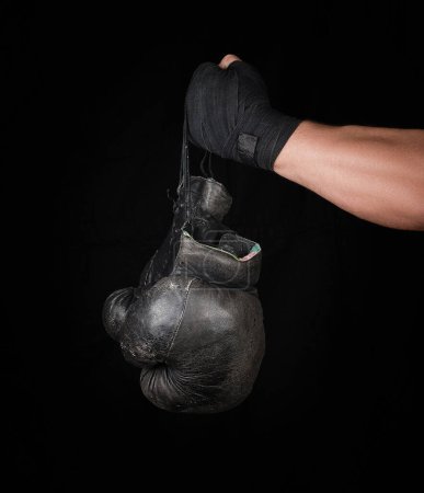 Téléchargez les photos : Bras homme enveloppé dans un bandage sport élastique noir - en image libre de droit