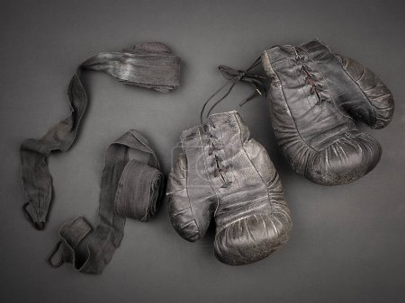Téléchargez les photos : Très vieux gants de boxe vintage en cuir noir avec lacets - en image libre de droit