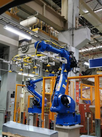 Téléchargez les photos : Robot industriel sont processus de test dans l'usine d'assemblage - en image libre de droit